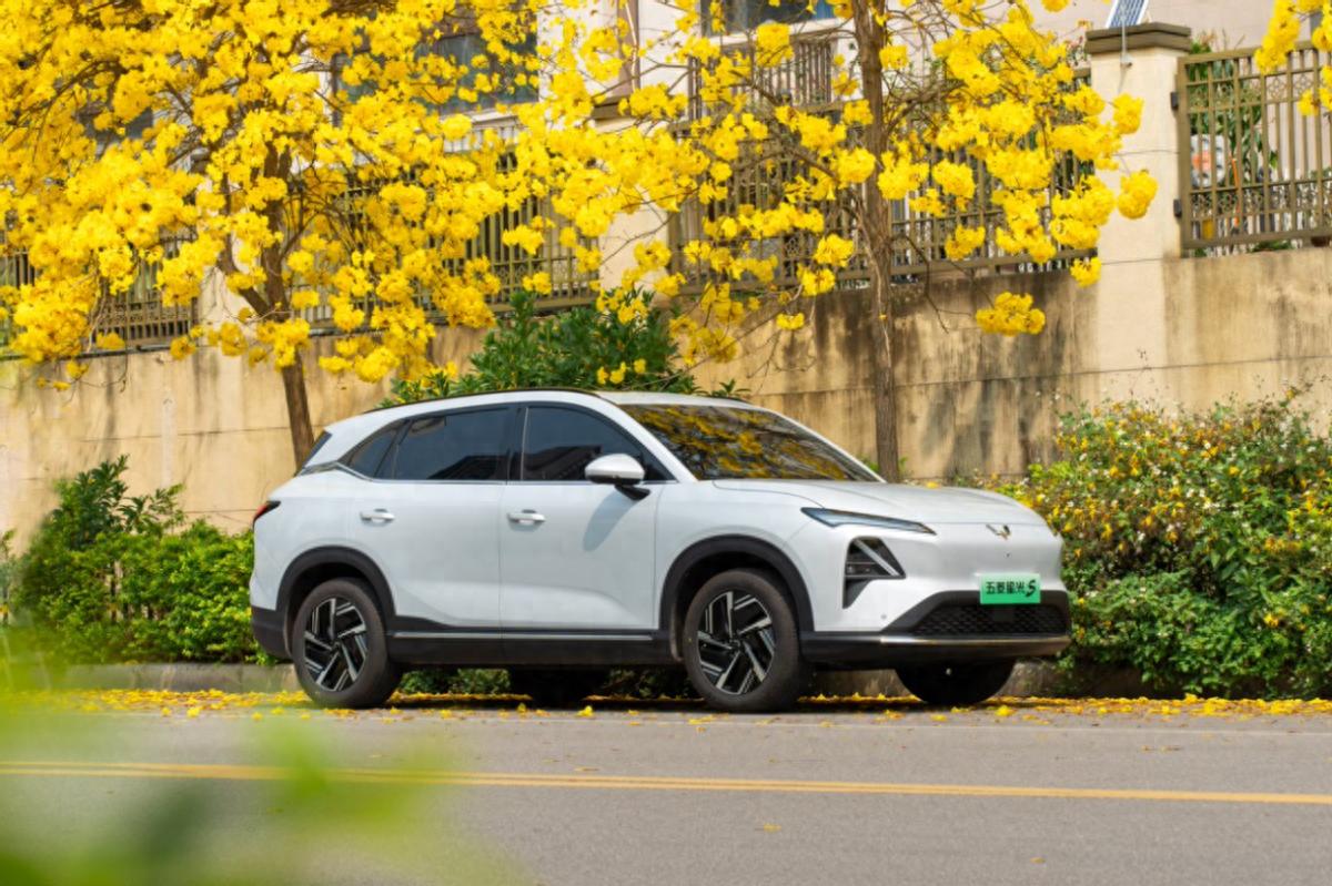 试驾五菱星光S EV,轴距2米8配灵眸智驾,10万级家用SUV出行新选择