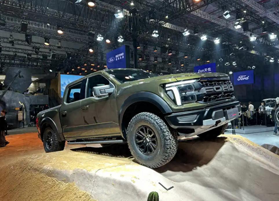 2025上海车展探馆:皮卡之王福特F-150猛禽抵达现场 外观微调