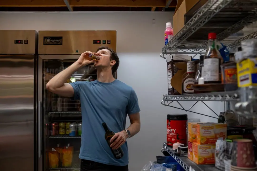 Pylon 联合创始人 Marty Kausas 正在服用膳食补充剂，图源：WSJ