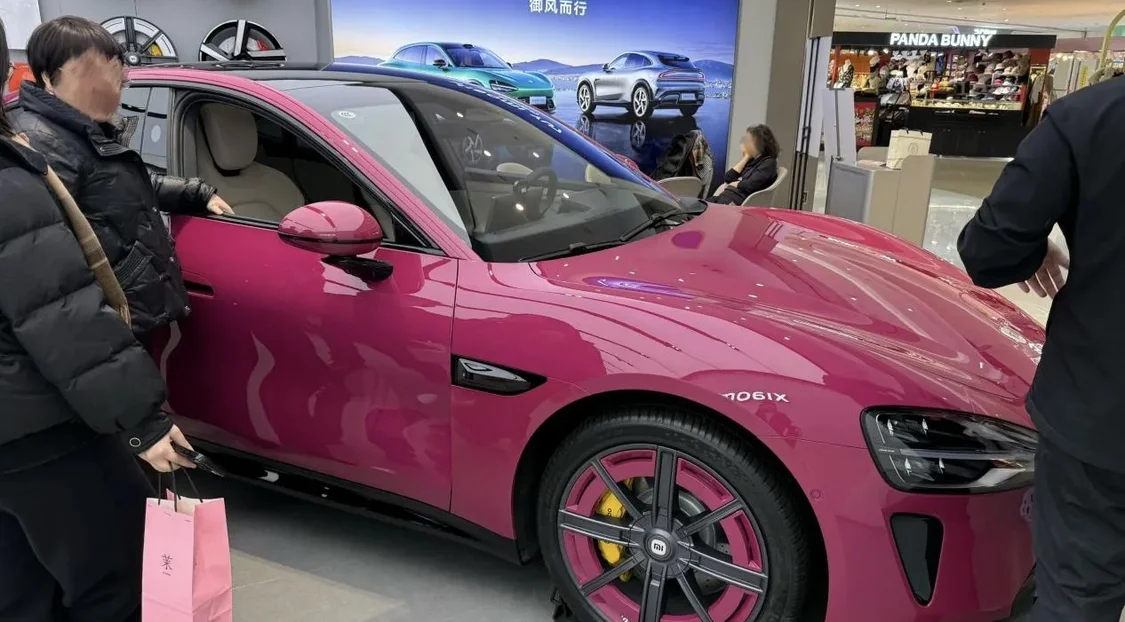 小米现车选购实探:SU7展车最低18万,现场下定成为准车主可优先选车