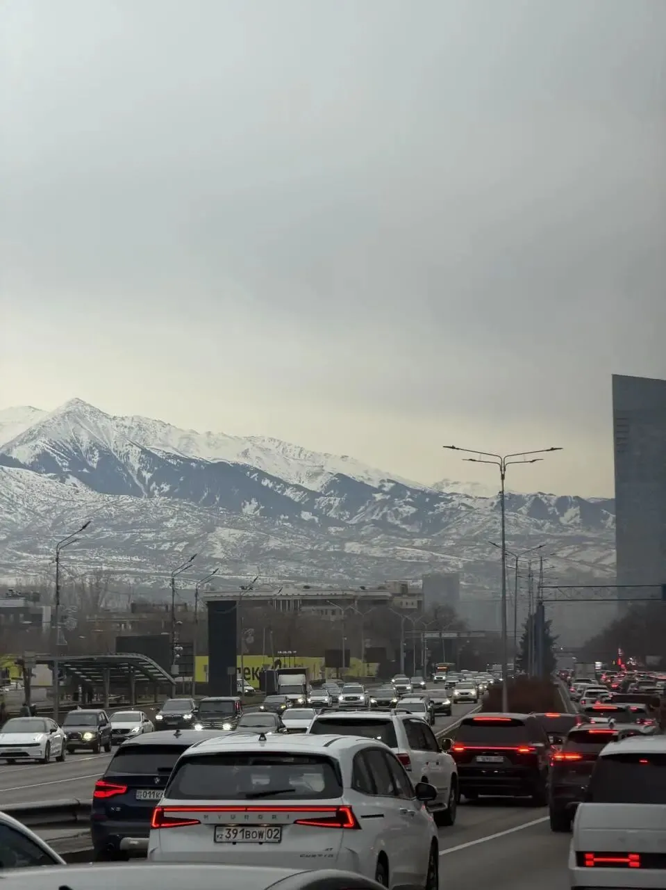 下午四点,阿拉木图的公路上已经排起长龙