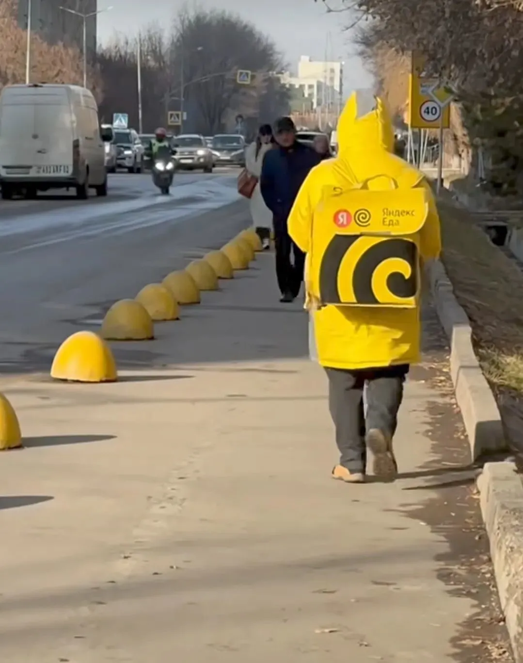 当地“骑手”,正在步行送外卖。因为不方便,当地人几乎不怎么点外卖