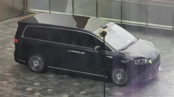 余承东放言超越市面上所有旗舰MPV！鸿蒙智行首款MPV智界V9实车亮相