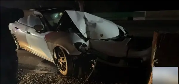 保时捷出事故保险公司让报废 但只赔100万保额的一半!车主不干了