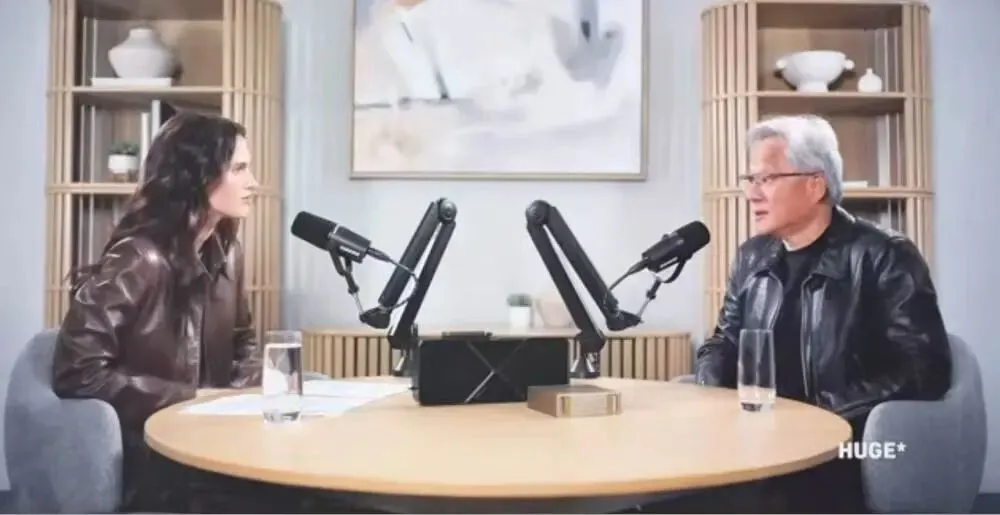 ▲科技媒体频道SciTech Economy Insights主持人（左）和英伟达创始人、CEO黄仁勋（右）