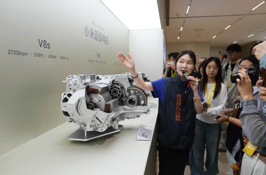 小米工作人员讲解技术