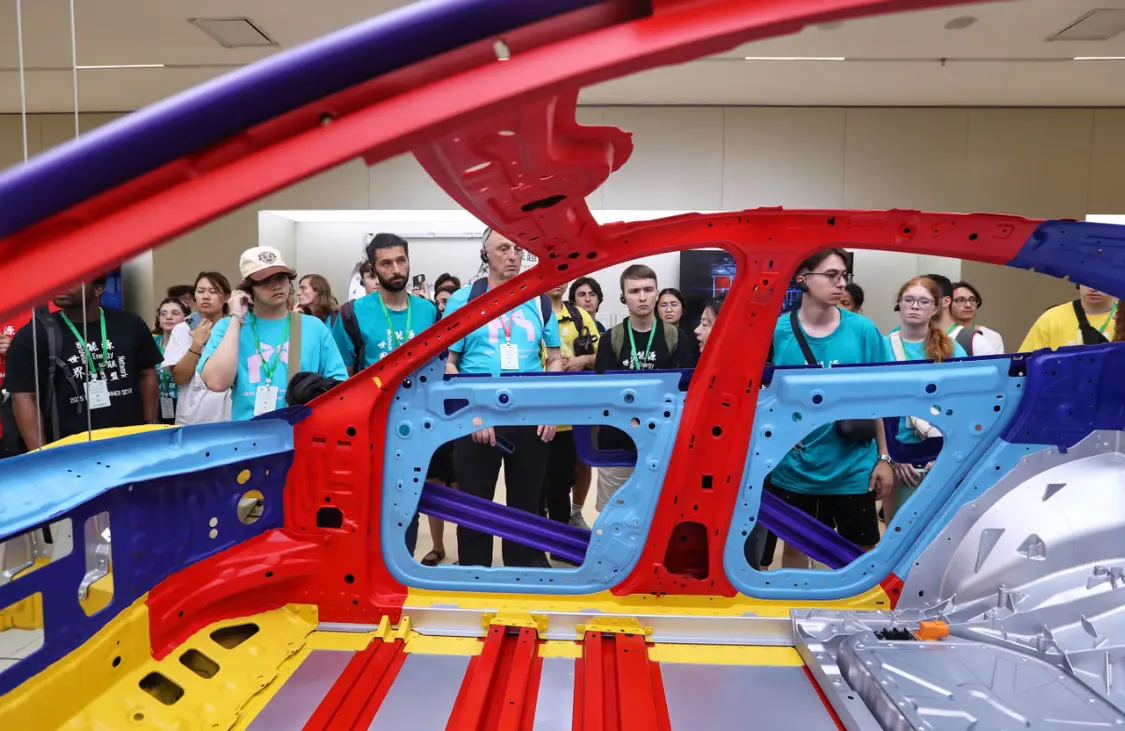 游客在观看小米彩色车身