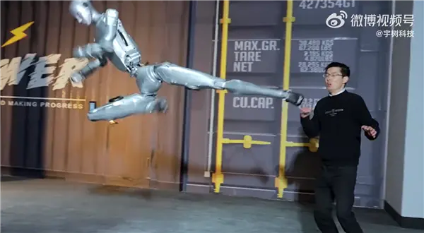 人形机器人演示能不能别打打杀杀了？有本事擦擦桌子、拖拖地