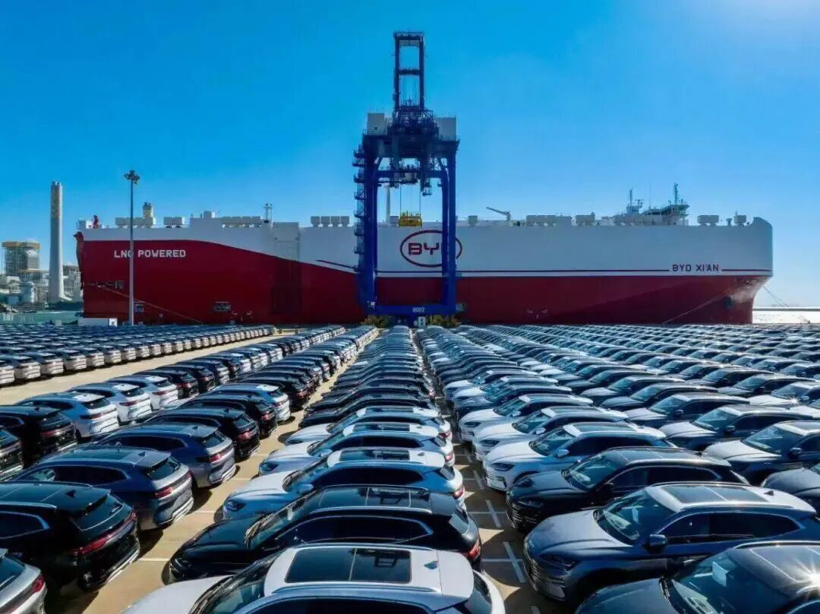 2025十大事件,回顾中国汽车的攀高之年