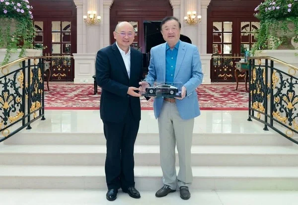 江汽集团董事长项兴初拜访华为任正非 尊界车模出镜
