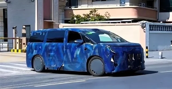 5.4米超长车身！腾势D9L谍照曝光：300km+纯电续航